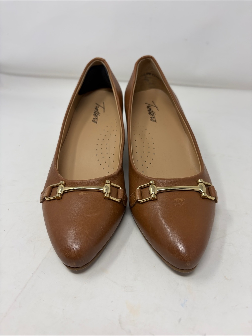 Trotters Cognac Leather Pointed-Toe Heeled Pumps With Gold Hardware Size 6